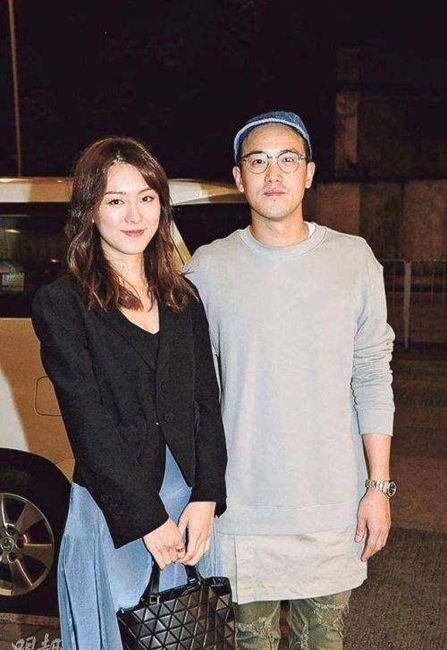 和曾国祥在一起后,王敏奕索性退出了娱乐圈,和对方过了三年自由自在的