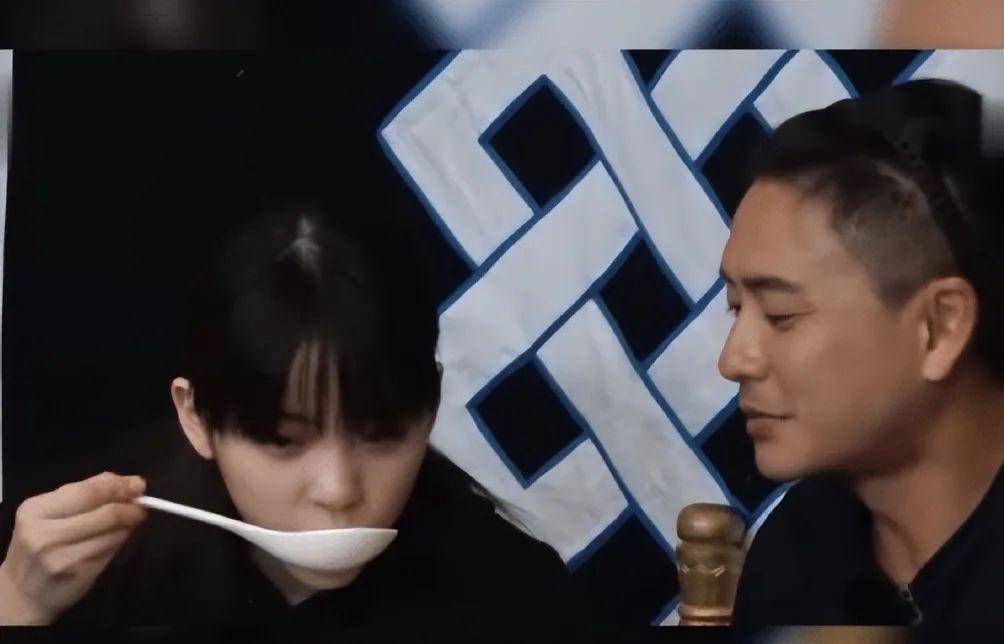 湾湾某清纯女星勾搭港圈海王,被羞辱之后,还被助理吃豆腐_黄宗泽_娜娜