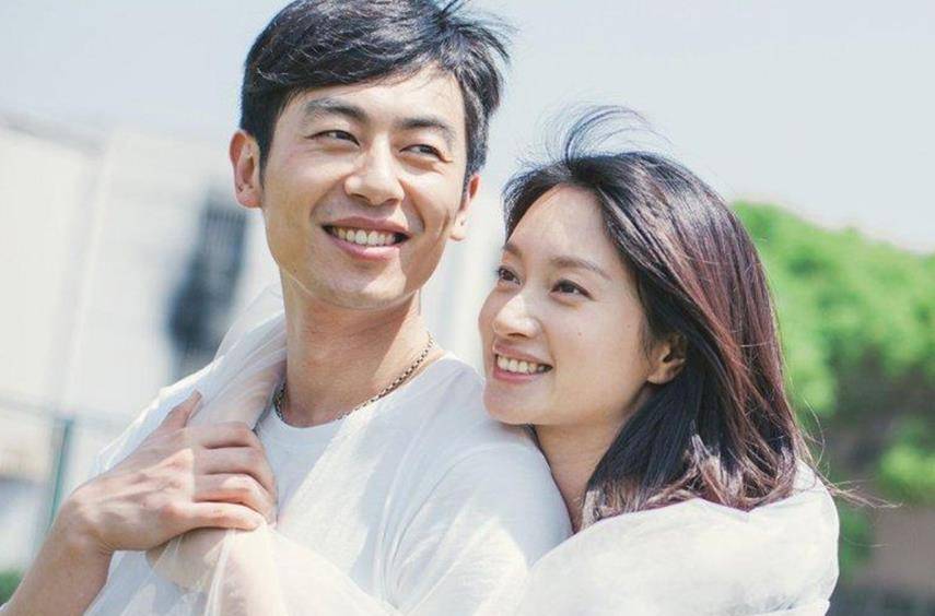 朱亚文一家四口出游,大女儿超黏他,与沈佳妮一人牵一娃好幸福_网友