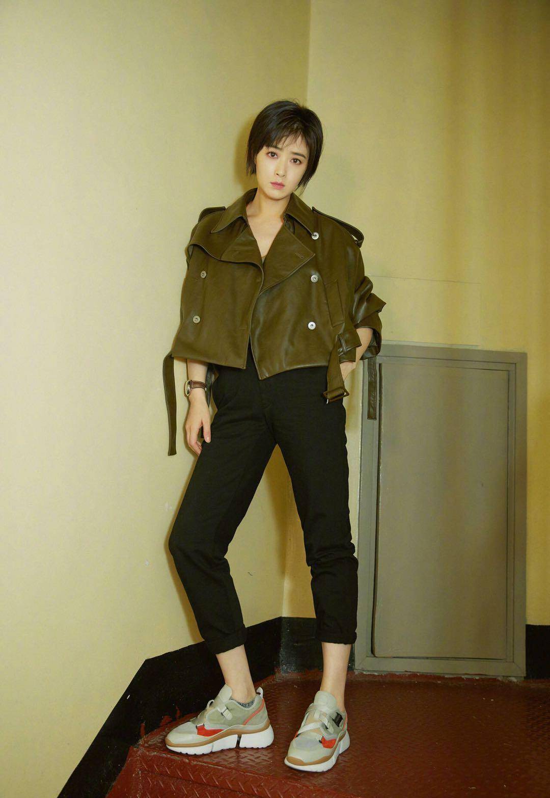 这么胖还要穿紧身喇叭裤,勒的看着都疼_身材_黑色_西装