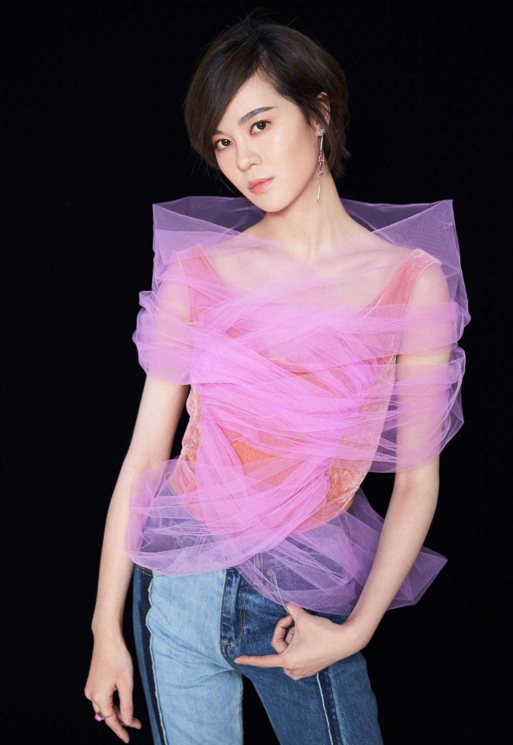 郁可唯还是短发好看,吊带外罩空气纱犹如水雾萦绕,腿精势不可挡_造型