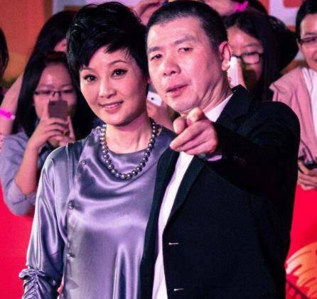 54岁的徐帆,熬走原配,识大体顾大局,如今苦尽甘来终无遗憾_冯小刚