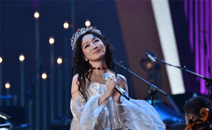 来自河南平顶山,是娱乐圈非常出色的一位女歌手,其实她原名叫做周鹏