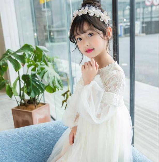 9岁孩子天天化浓妆,卸妆后却犹如20岁大姐姐,网友:请放过她吧_裴佳欣