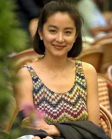 20岁林青霞简直神颜,五官气质秒杀李英爱,网友:这皮肤太透白了_感觉