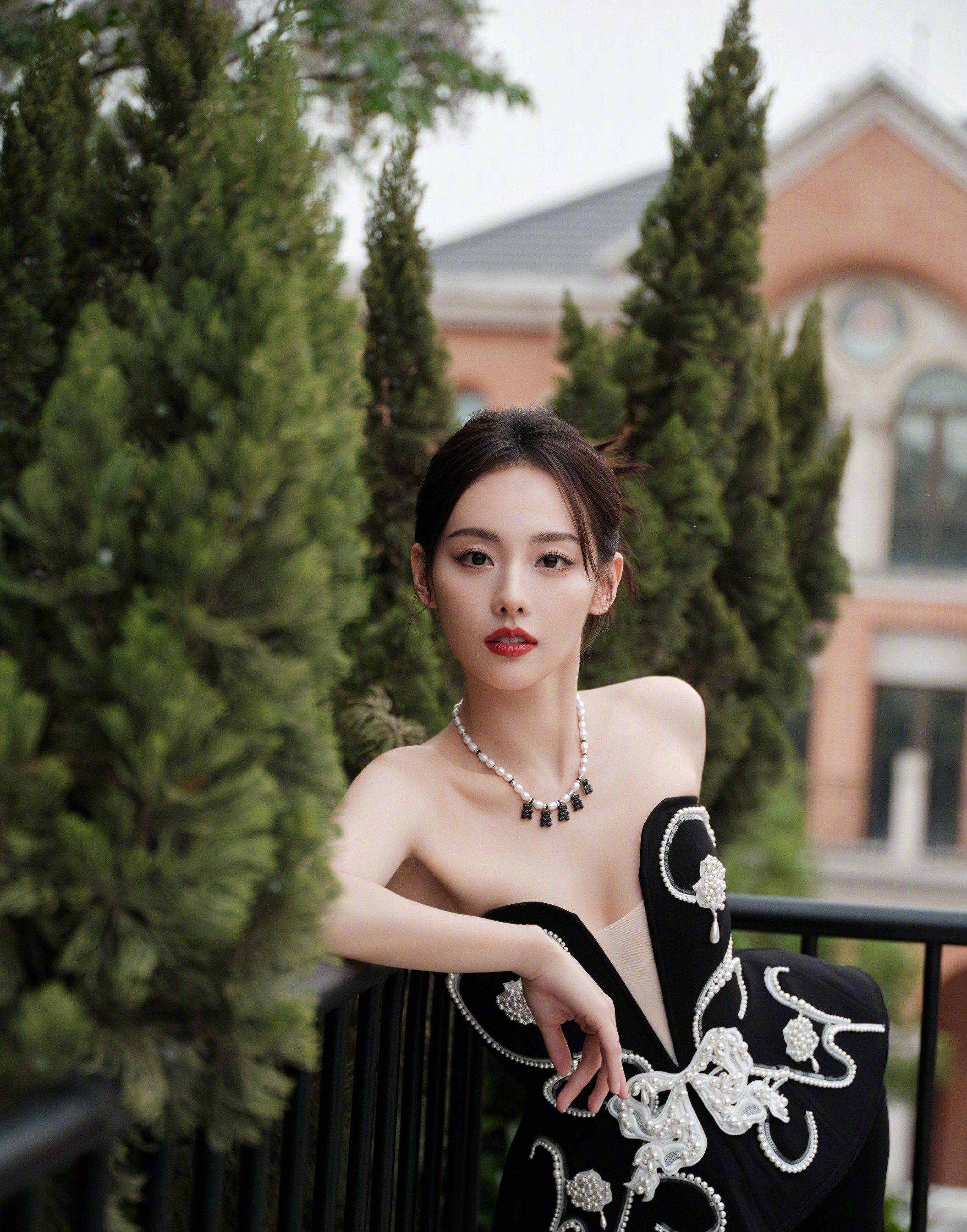 张嘉倪黑色抹胸装性感写真_双美_上围_傲人