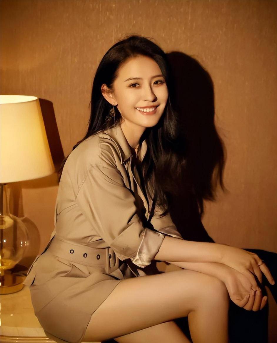 一直到高中毕业,一起拍摄杂志的杨幂签约了影视公司,这让热依扎也有了