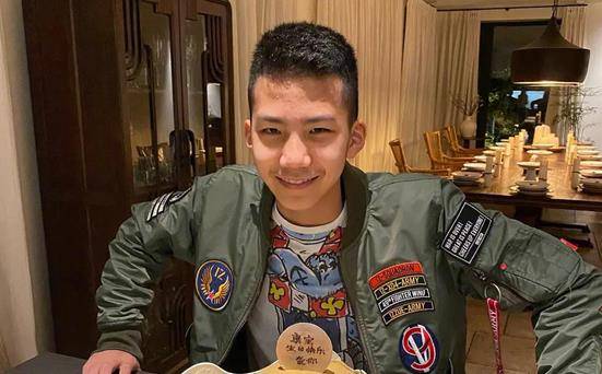 胡皓康才12岁,他的身高和185cm的父亲几乎没有差别