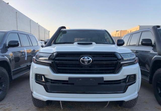 2023款"丰田陆巡"4600黑武士抵港,采用直上式排气,战斗力十足!