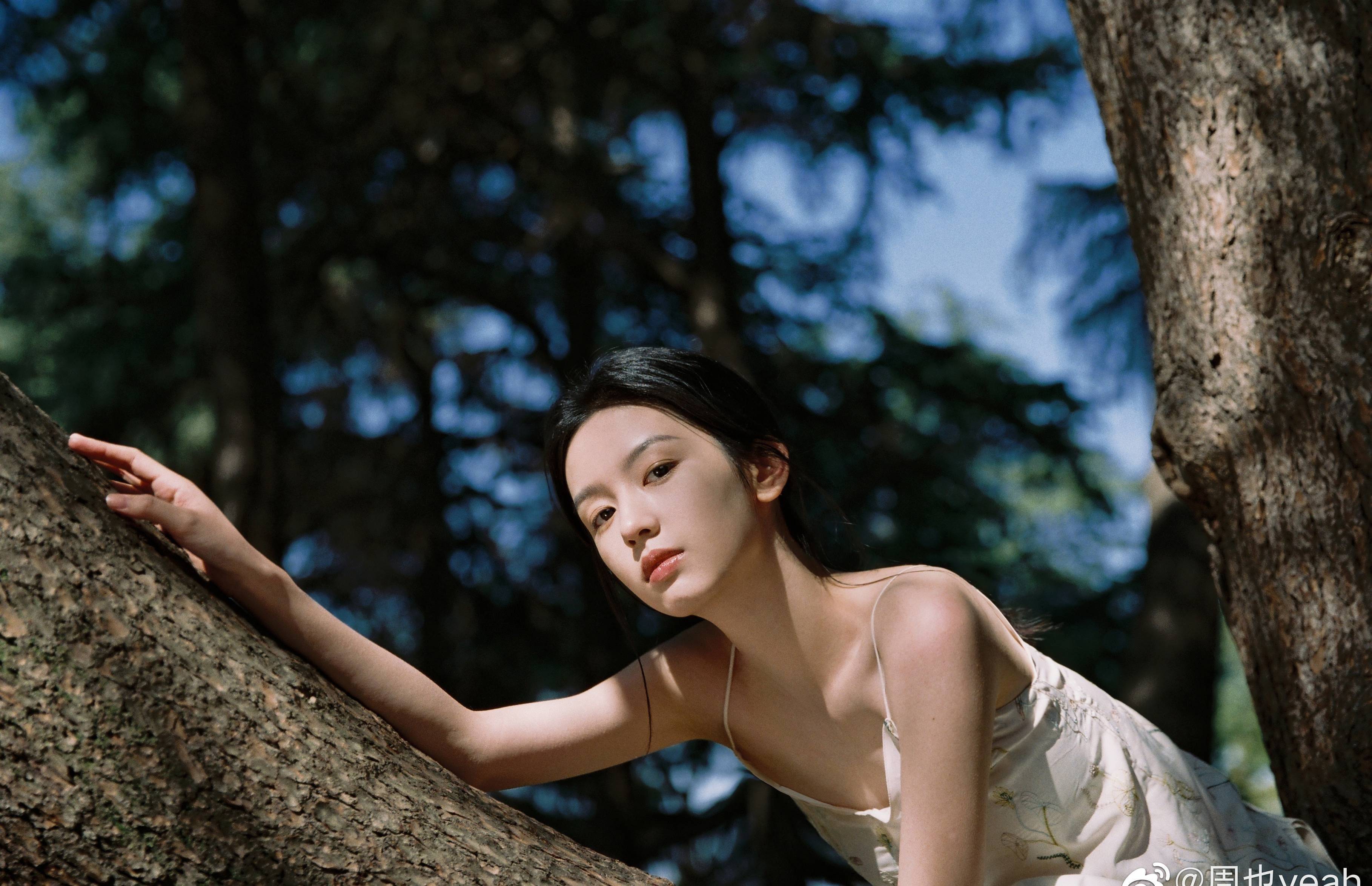 不得不说周也的颜值真的很高,五官精致立体,气质清