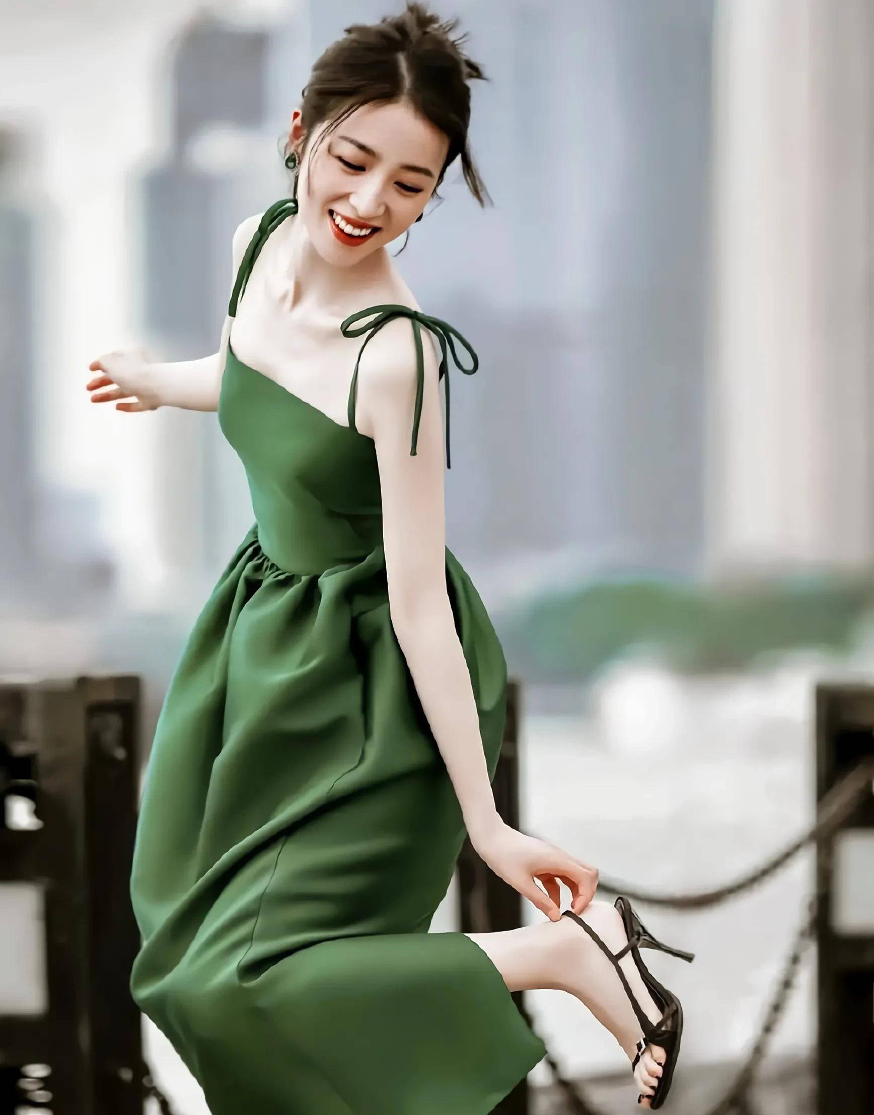 周雨彤 绿色吊带长裙香肩锁骨吸睛,魅力十足哦!_图片_网络_造型