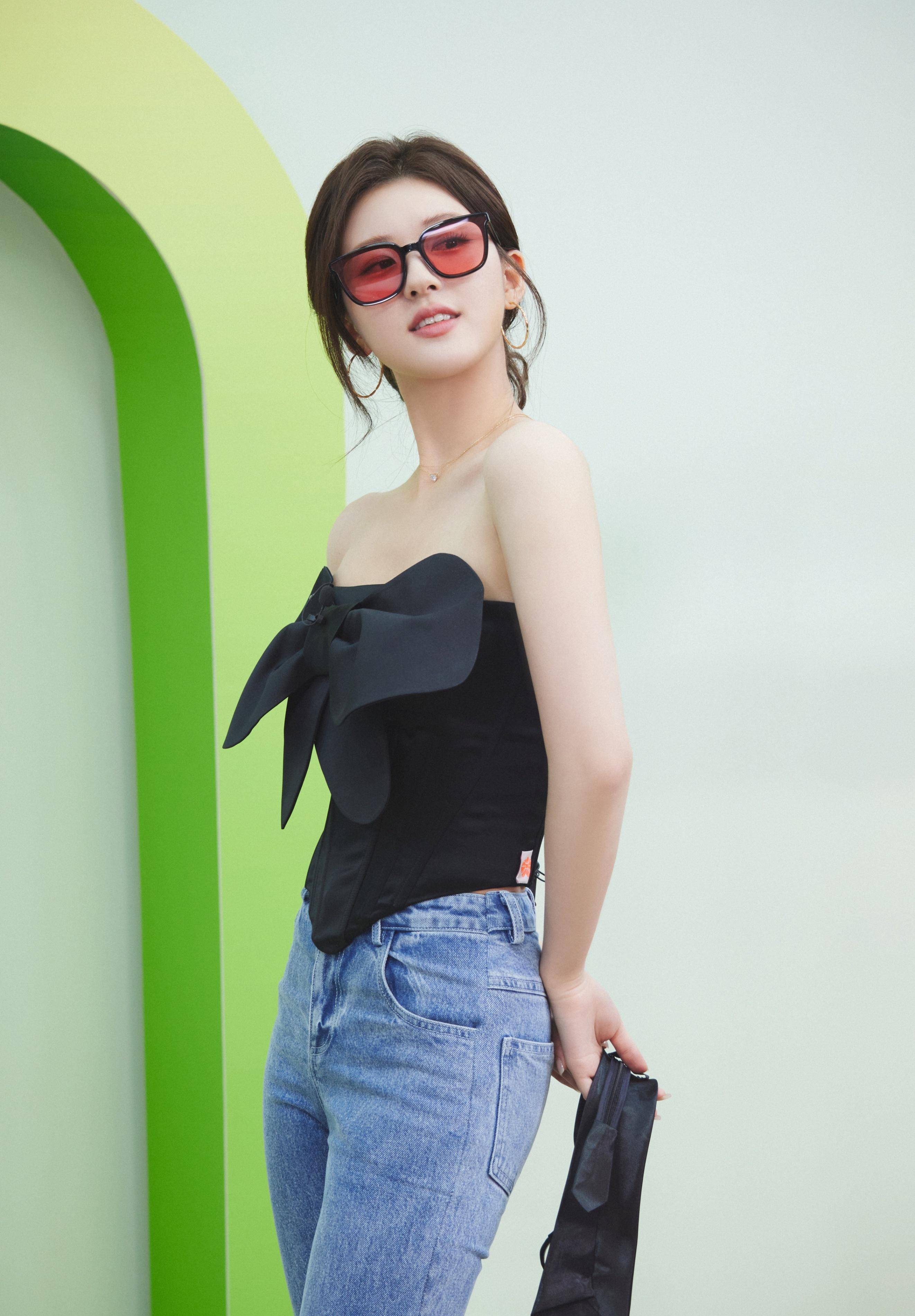 赵露思蝴蝶结抹胸造型_时尚_穿着_风格