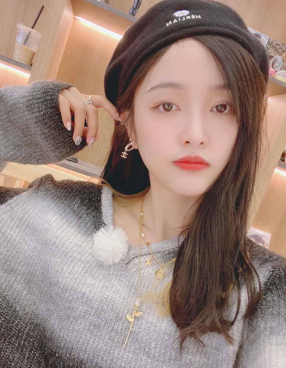 吴宣仪这一次玩大了,露腿露背还弄了泪眼妆,是遗落人间的仙女吧_毛衣