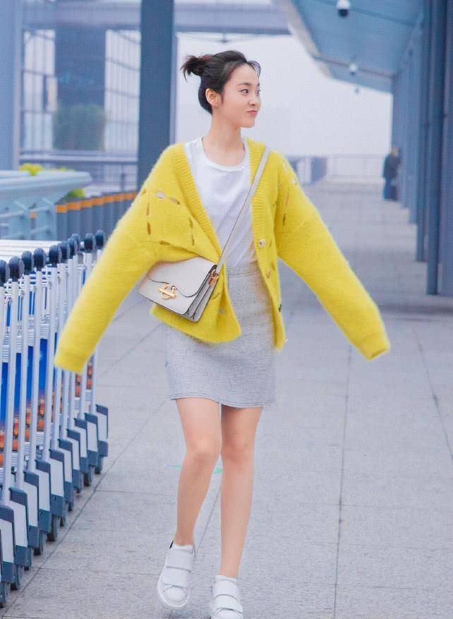 张佳宁都29岁的人了,还扎个丸子头卖萌,像个六岁小妹妹_造型_观众_下