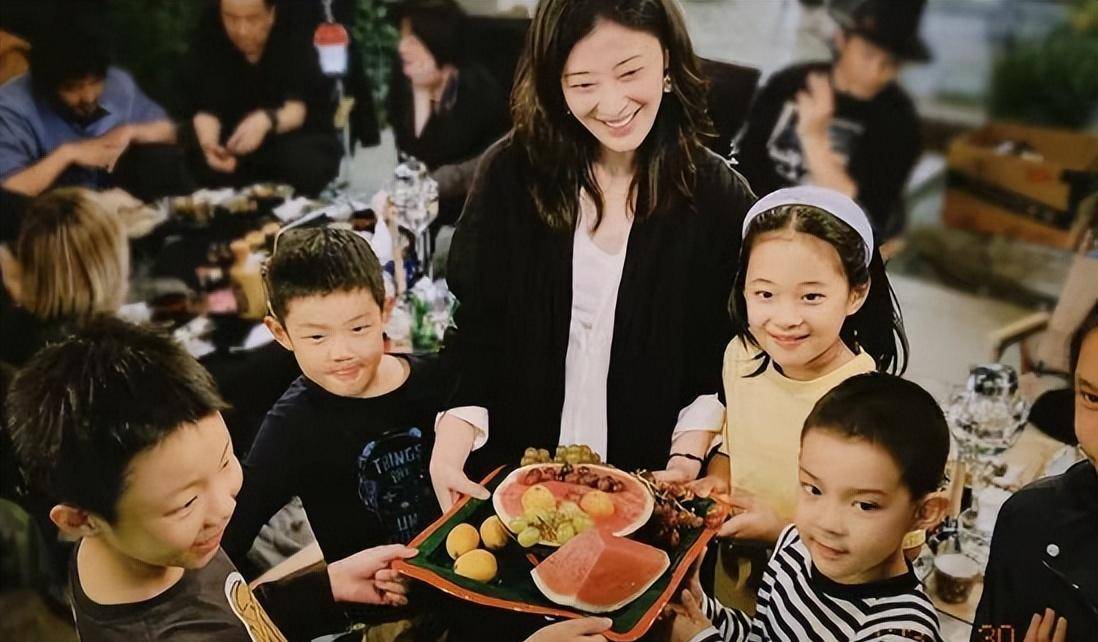 大姐与老公罕同框,支持儿子话剧演出,曾剑手戴婚戒宠溺看儿子_杨洋