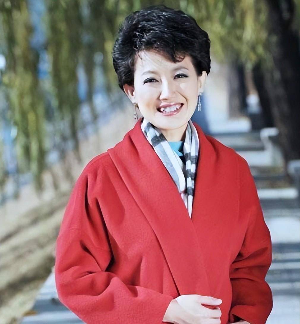 央视女主播梁艳:51岁仍待字闺中,热衷当红娘,一生热爱主持事业_上镜