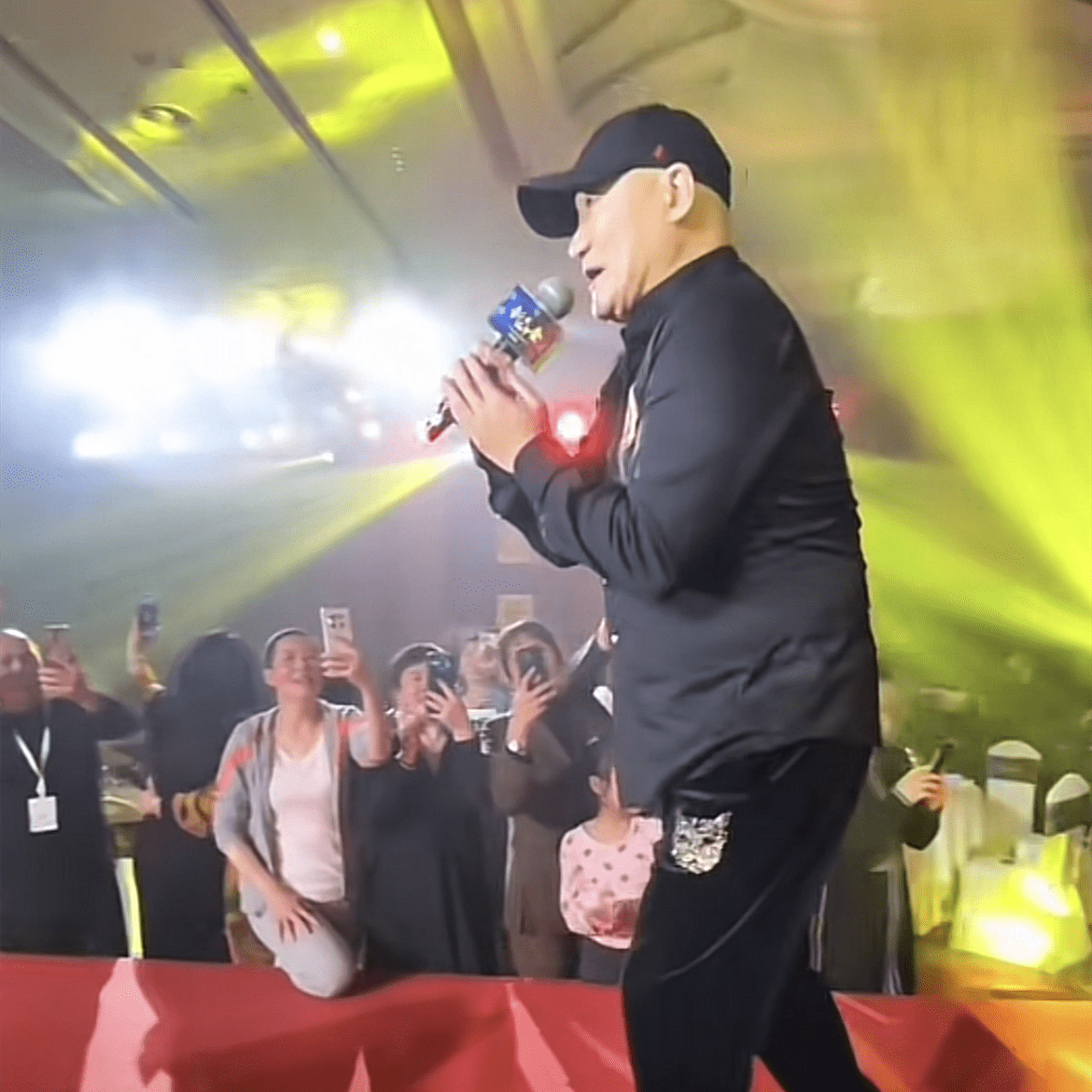 原创60岁谢东商演太丢面!