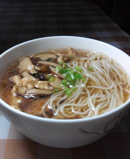 早起十分钟,就能享受到一碗鲜美的香菇鸡丝面,营养早餐妥妥搞定_关火