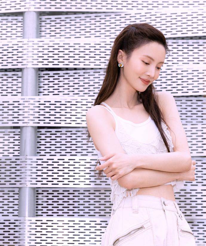 那么郭麒麟就可能会步入彭昱畅的后尘了,之前彭昱畅和江疏影演感情戏