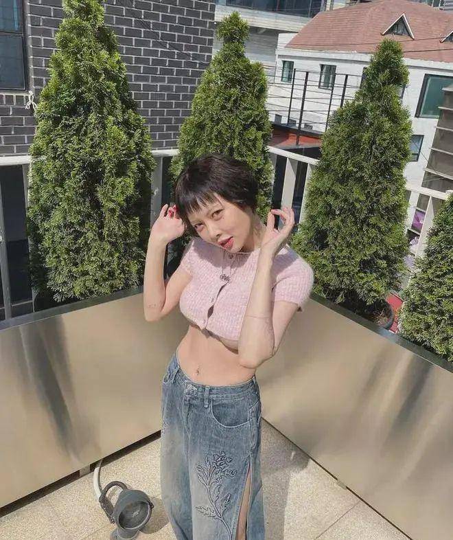 早在去年,有一篇关于这种所谓的"露出下半球"的时尚——underboob风格