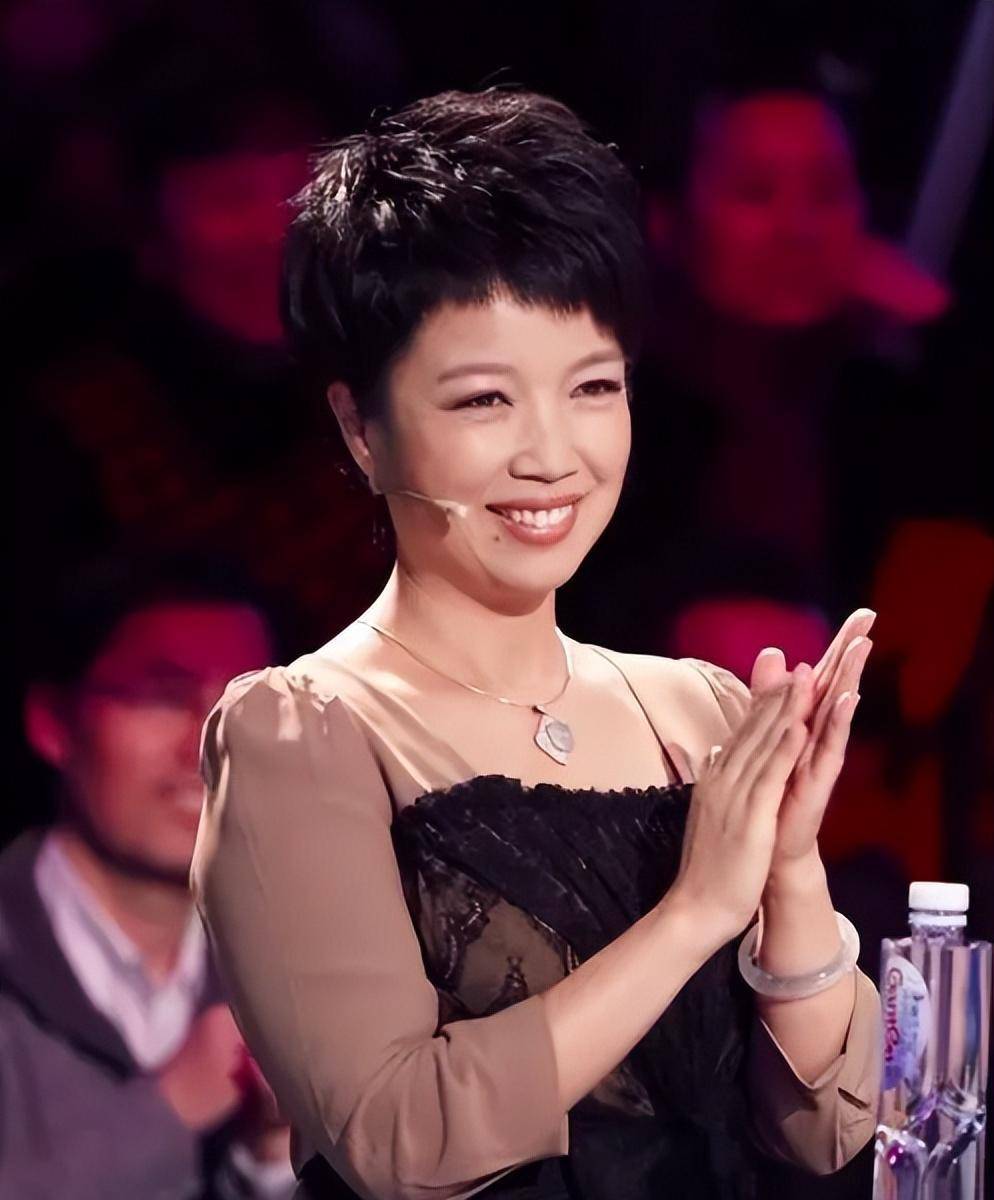 《夕阳红》主持人黄薇:她和蔡国庆青梅竹马,90后老妈经常把她逗哭