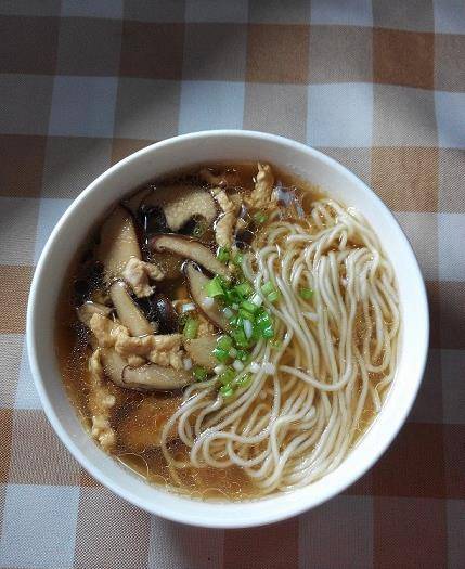 早起十分钟,就能享受到一碗鲜美的香菇鸡丝面,营养早餐妥妥搞定_关火