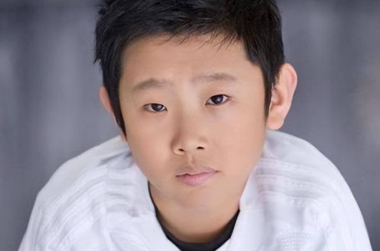 侯祥:9岁停止时尚,出道18年只能演小孩,和女子同框被嘲像母子_侯父