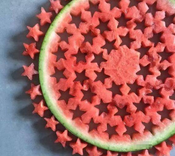 只需要一个五角星的工具就可以了,但是这个手法也太好了,竟然能把西瓜