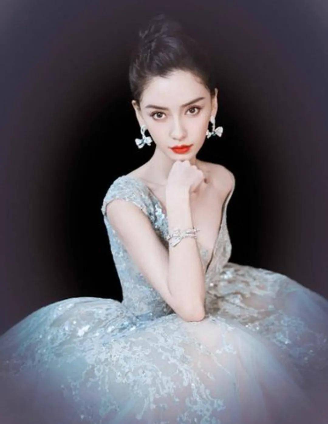 baby神态动作出卖了年龄,扮少女,很尴尬_绿色_实力_显得