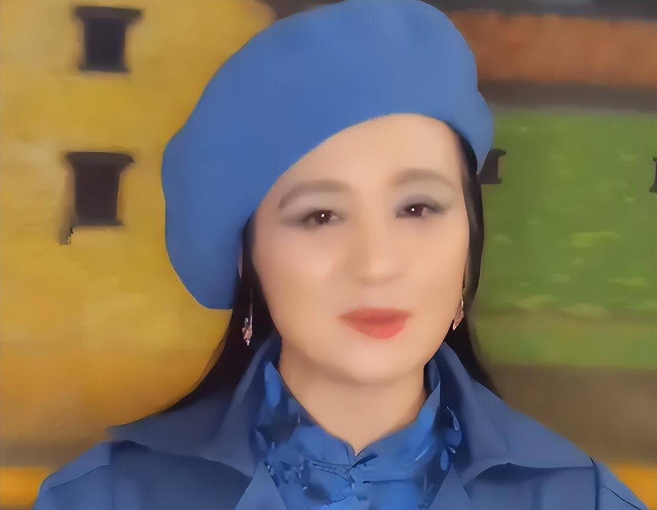 57岁伍宇娟,年轻时貌美如花,优雅老去后,穿着依旧有气质_时尚_印象_蓝色