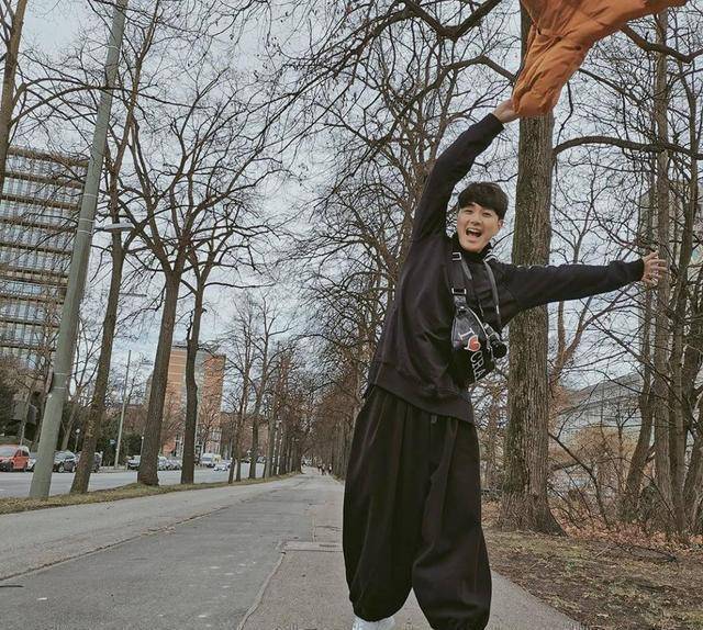 身材都十分相称的一对,两人亦同是tvb的艺人,那就是黄翠如和萧正楠了