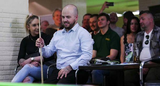 以卢卡布雷切尔在决赛中连续两次成功遏制逆转王马克塞尔比的疯狂反扑