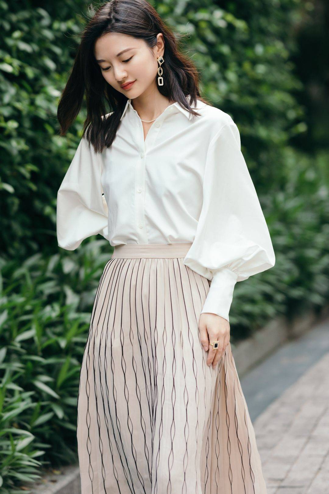 衬衫年年都要买,今年夏天衬衫 牛仔裤穿搭,简约时尚有气质_蓝色_粉色