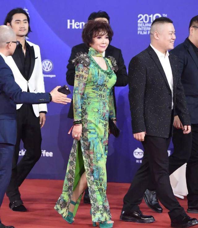 57岁蔡明旗袍装出席活动,风姿卓越身材好,脸上皮肤略微松弛下垂_网友