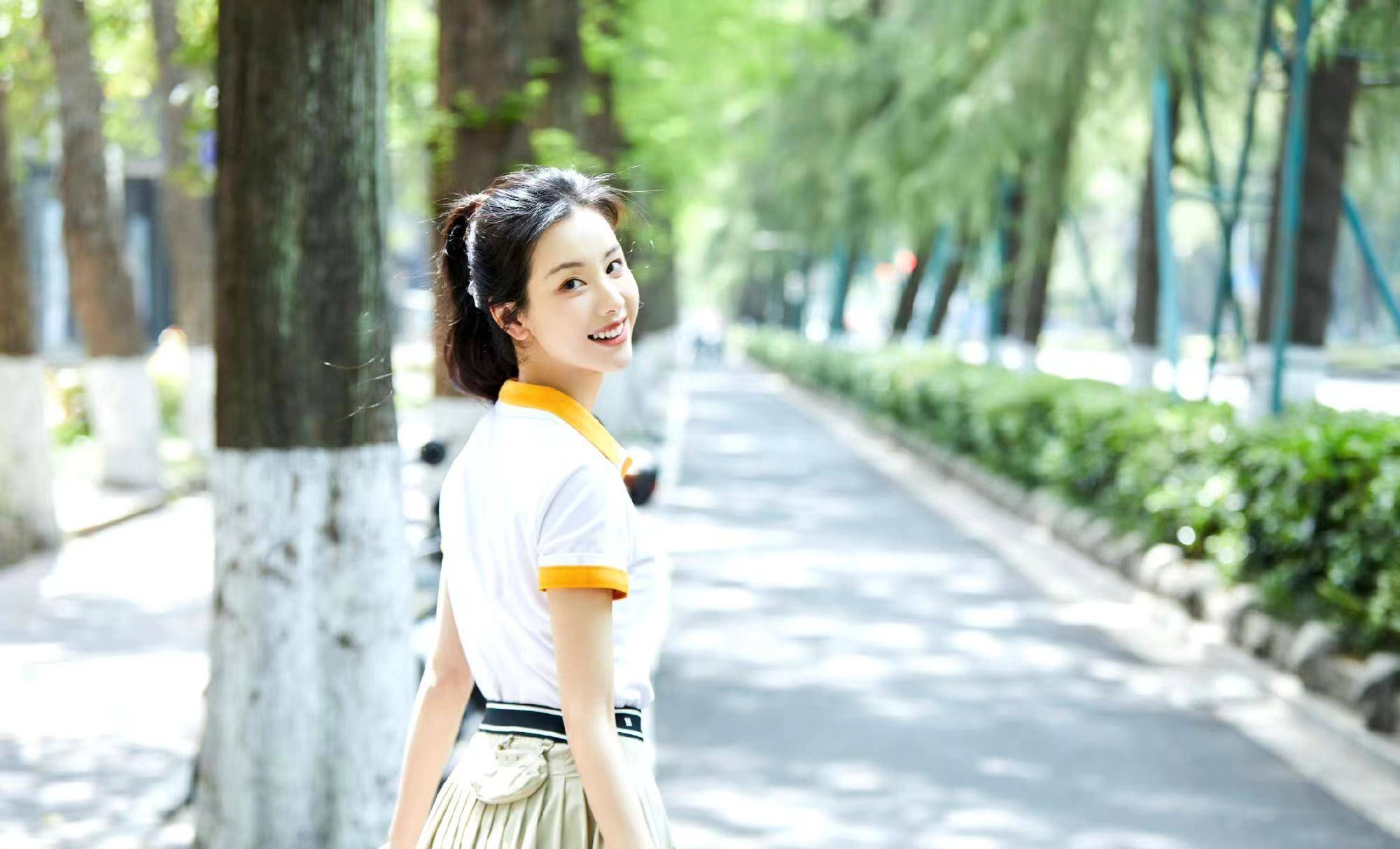 陈都灵南航校园随拍,polo衫配百褶短裙,学院风穿搭清纯又减龄!