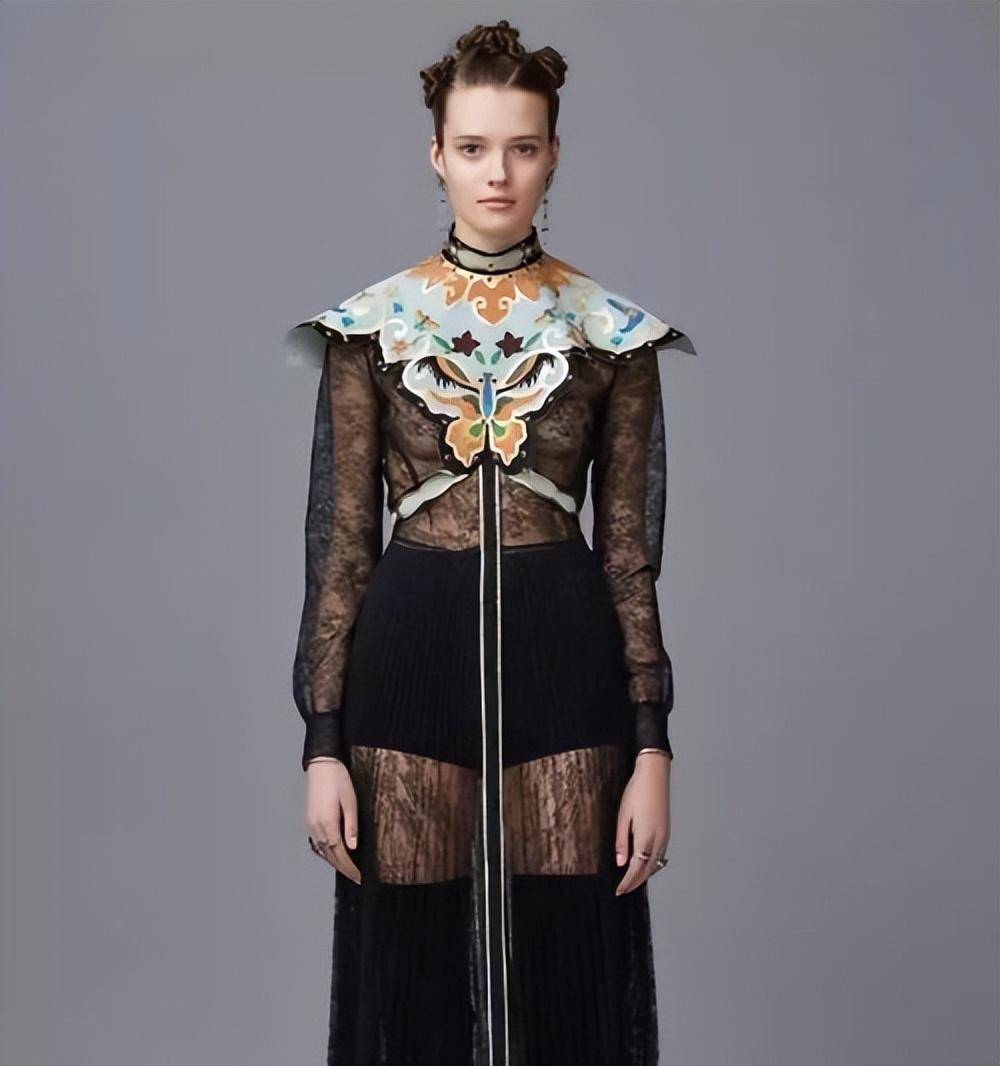 云肩元素在现代服饰中有哪些体现?在未来服装业具有怎样的挑战?