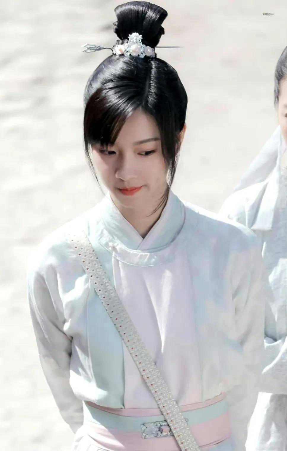 肖战新电影官宣,登顶热搜,黄蓉选角惹争议_合作_演技_网友