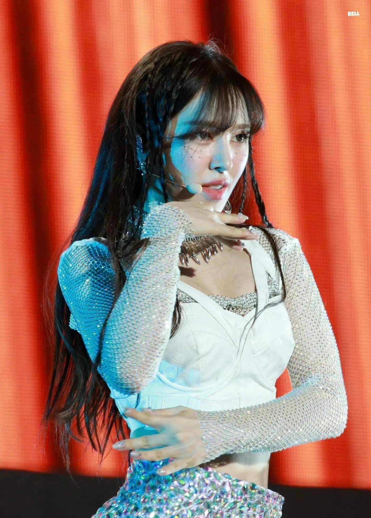 wendy演唱会造型_白色_亮片_显得