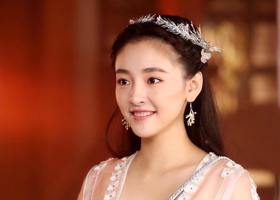 面对镜头的吴倩以往精致的面容显得有些浮肿,网友评论或许已经怀孕.