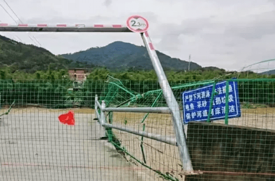 福建暴雨:男子开车被淹踹车门逃生,开车被困水中需要注意什么？