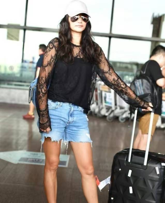 曾经的超模瞿颖,50 的岁数不显老,穿牛仔短热裤青春显活力_蓝色_上衣