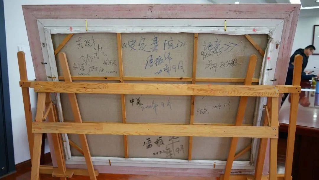 著名画家冯振华教授向泰州中学母校捐赠油画作品《安定书院的记忆》