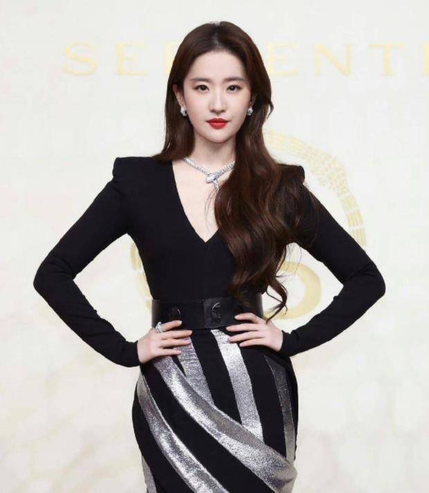 刘亦菲包臀裙展神仙身材,优雅性感兼备!_形象_造型_进步