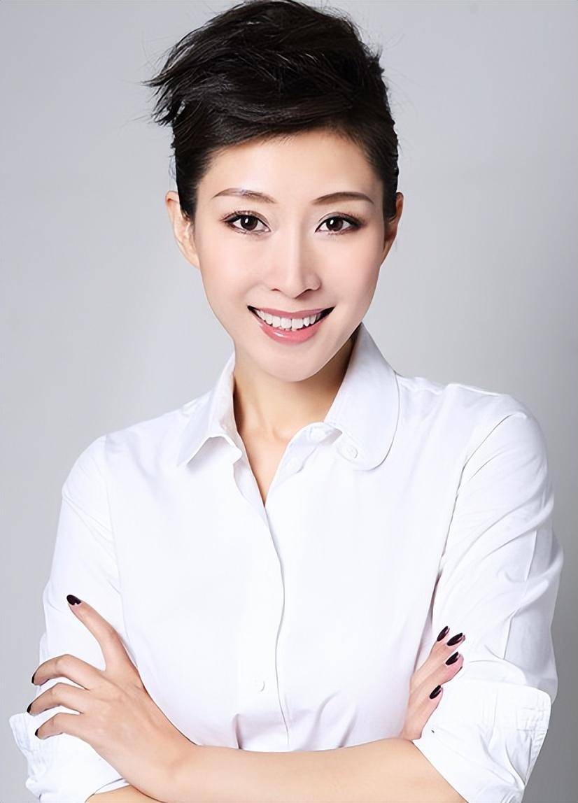 电视主持李霞消失多年后露面,素颜皮肤黝黑,曾一度火过何炅谢娜_工作