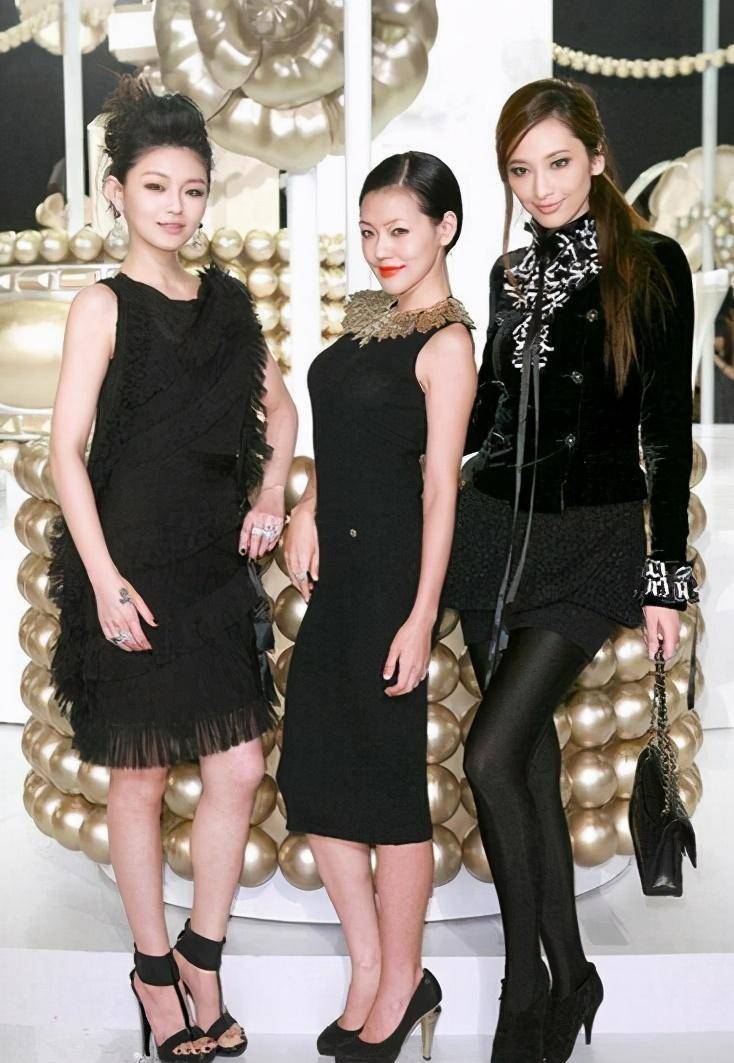 出色的颜值加上时尚的身材,让吴佩慈出道没多久就有了"小林志玲"的