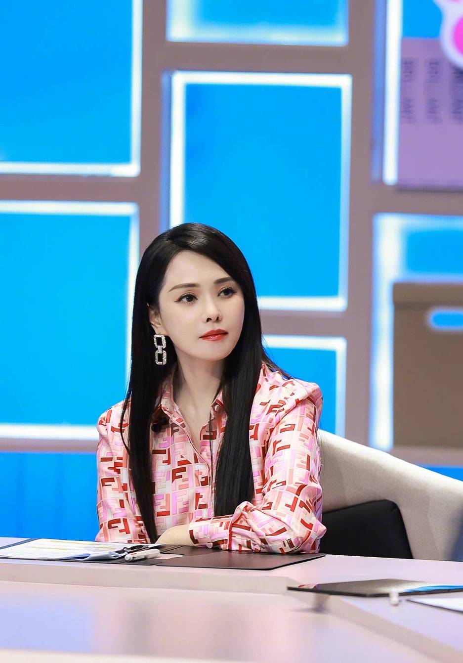 继吐槽秦昊娶了个娘后,黄奕伊能静首度同台,两人和解场面仍尴尬_节目