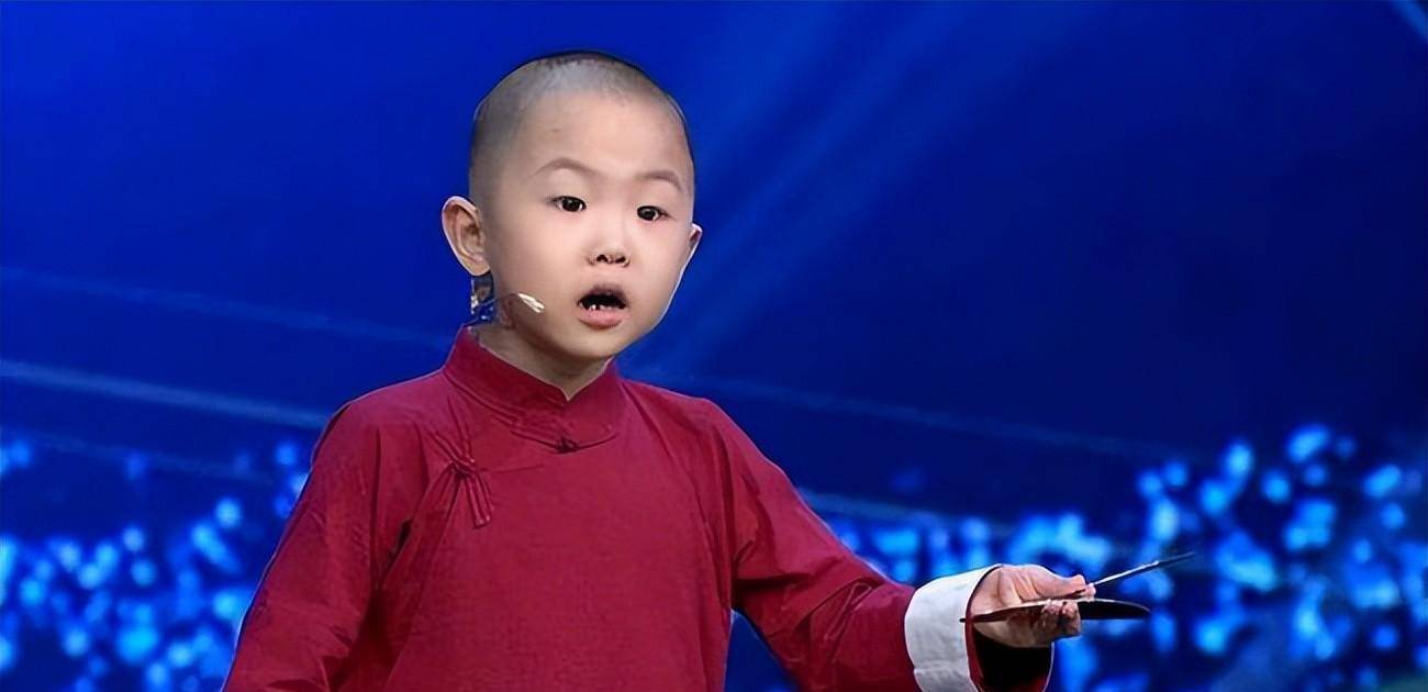在一次录制《我是大明星》的节目时,张峻豪被安排坐在评委席上当评委.