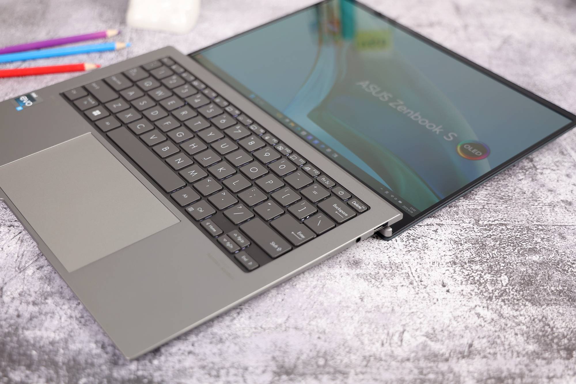 华硕灵耀13 2023图赏:薄至1cm轻约1kg的高颜值轻薄本_接口_支持_工艺