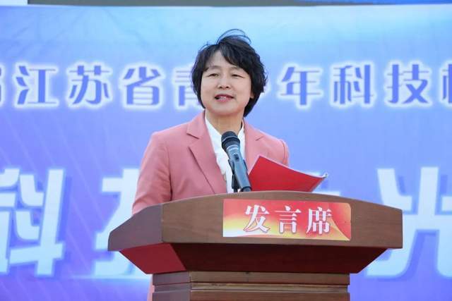 泗阳双语实验学校李晓红校长致辞,她表示泗阳双语自建校以来一直坚持