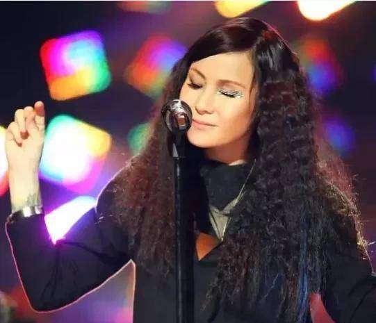 "著名歌手"罗琦,骂北京人是煞笔,被人用啤酒瓶打瞎一只眼!